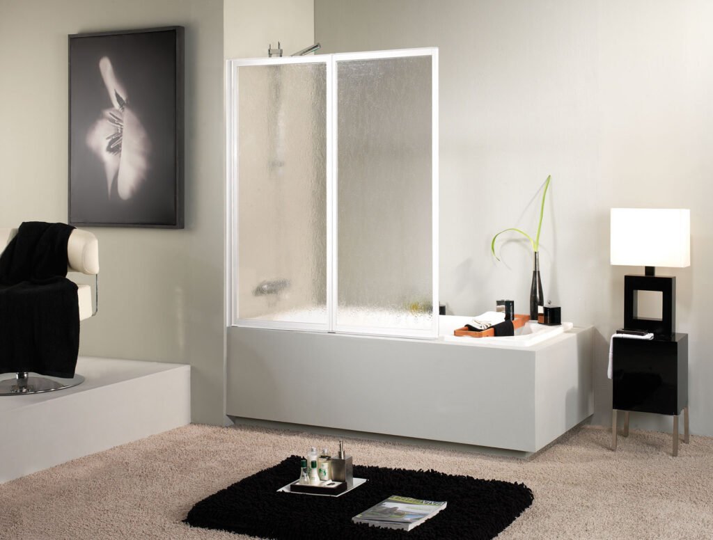 Pantalla de bañera 4052 de Hispabaño de dos hojas plegables en acrílico, con perfilería Blanca. Imagen ilustrativa del modelo.