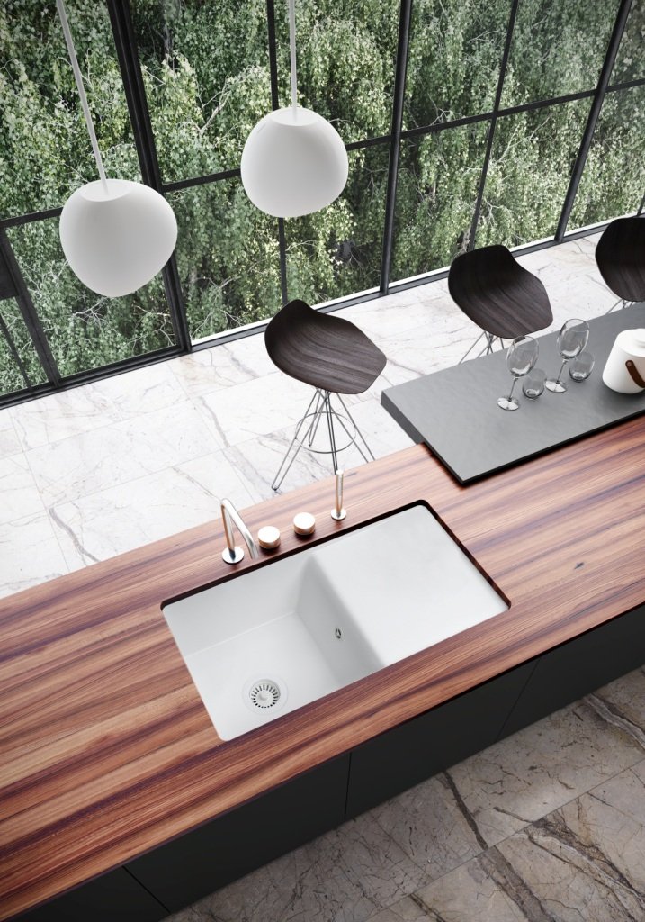 Fregadero Aton de un seno y escurridor instalado bajo encimera; grifería, encimera, mueble y decoración no incluidos.