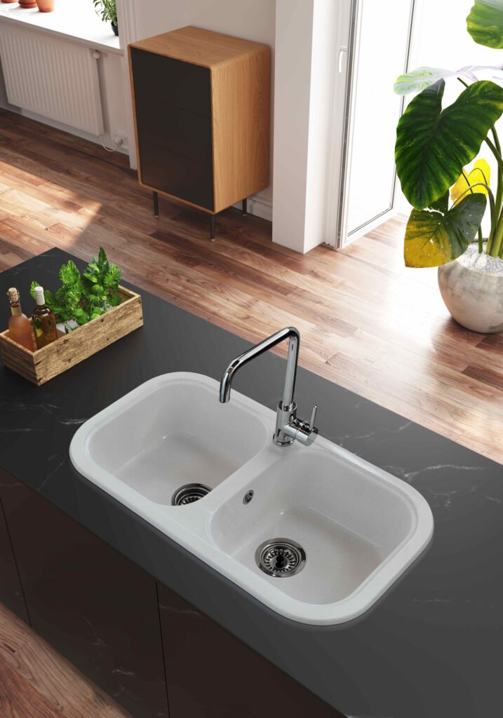 Fregadero Belos de dos senos cuadrados instalado sobre encimera; grifería, encimera, mueble y decoración no incluidos.