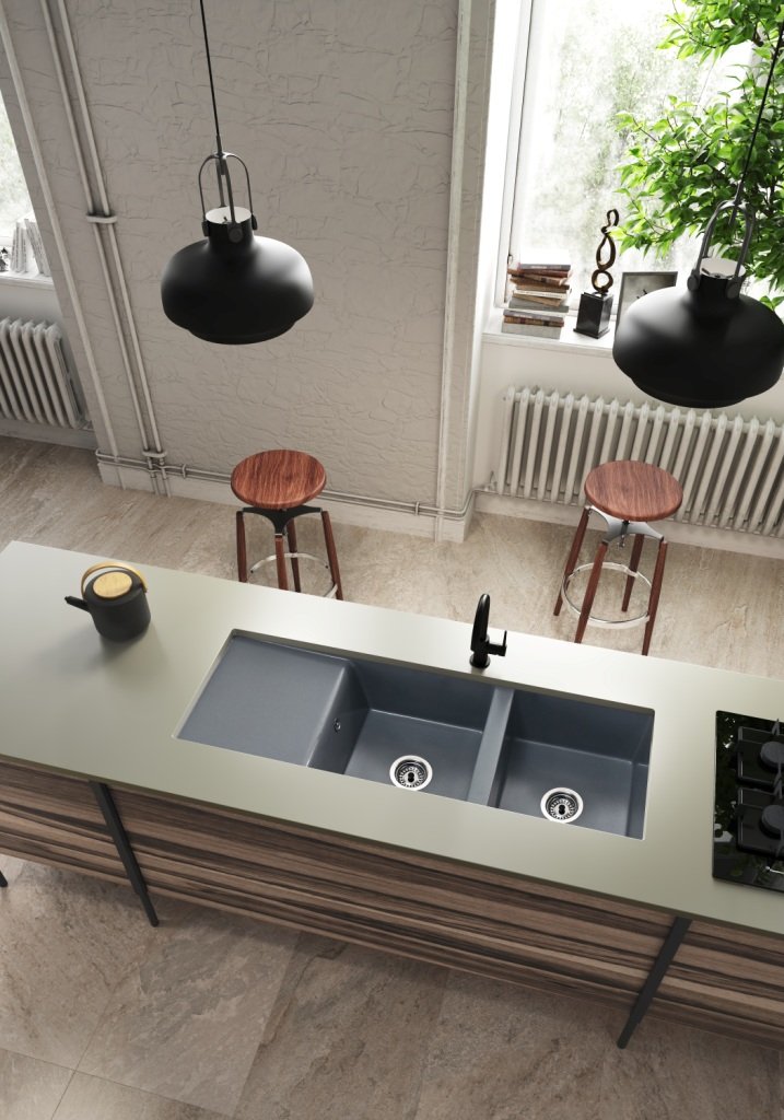 Fregadero Core de dos senos y escurridor instalado bajo encimera; grifería, encimera, mueble y decoración no incluidos.