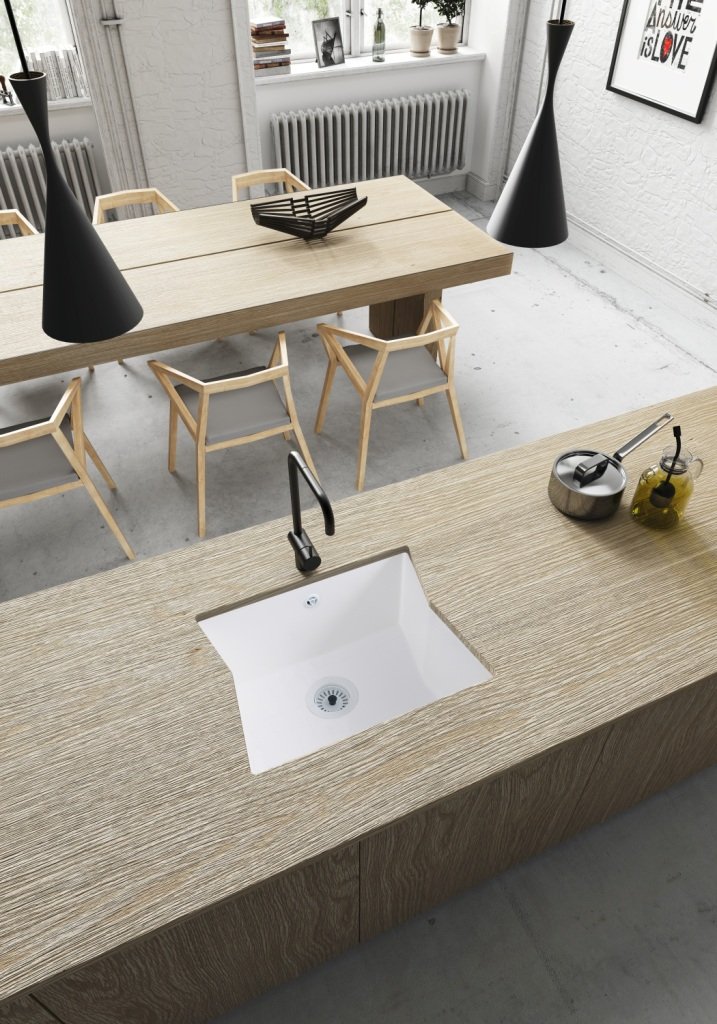 Fregadero Hermes de una cubeta rectangular instalado bajo encimera; grifería, encimera, mueble y decoración no incluidos.