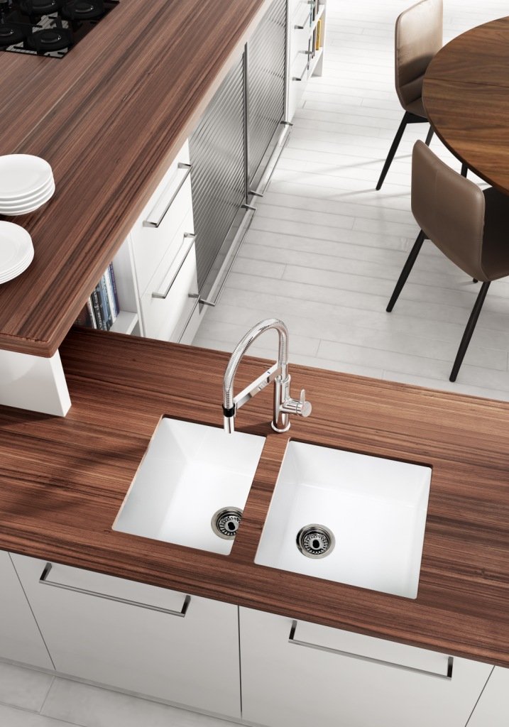 Fregadero Iris de dos cubetas asimétricas instalado bajo encimera; grifería, encimera, mueble y decoración no incluidos.