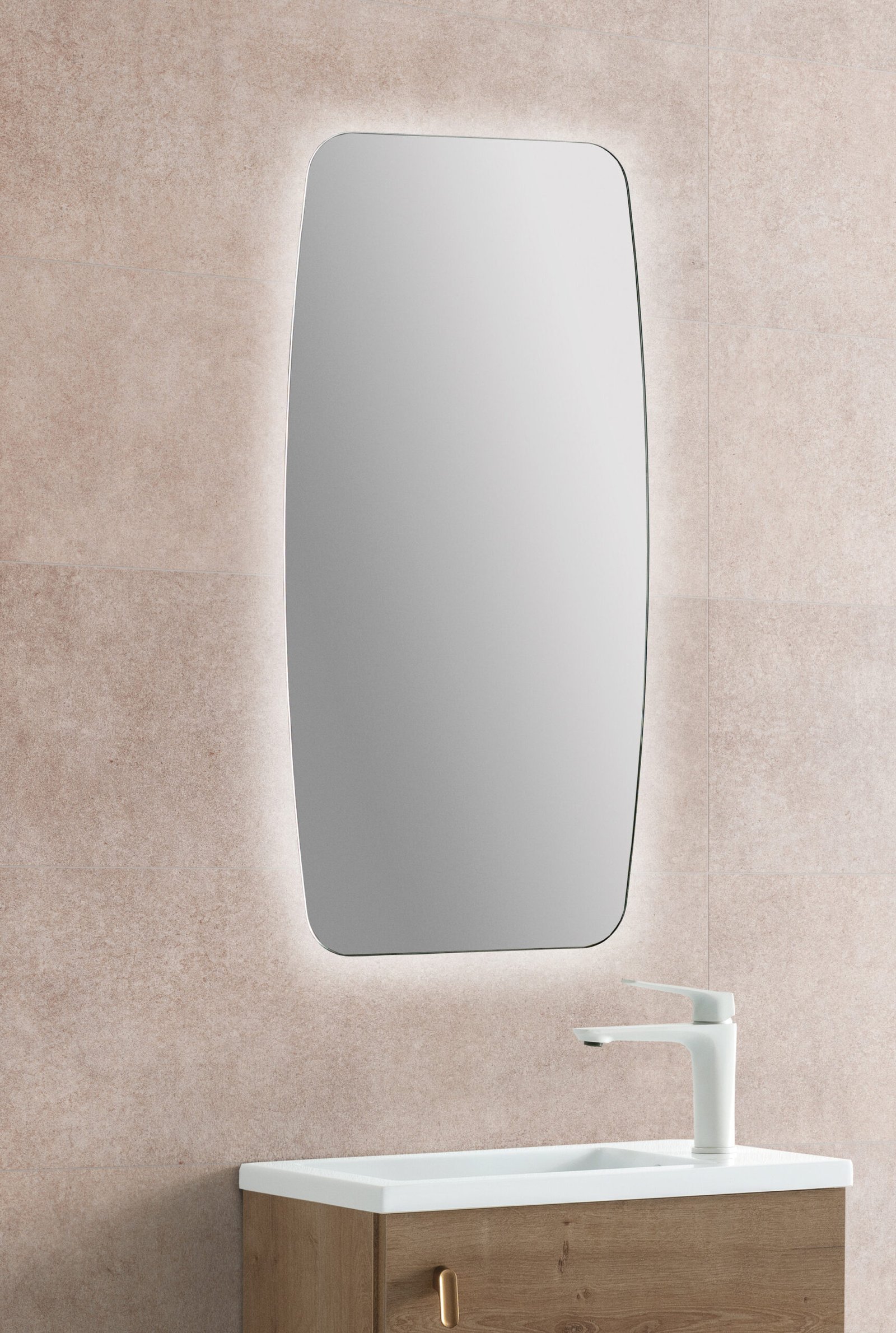 Espejo de baño Bass con iluminación y contorno curvo; fotografía de ambiente, mueble, lavabo, grifería y decoración no incluidos.