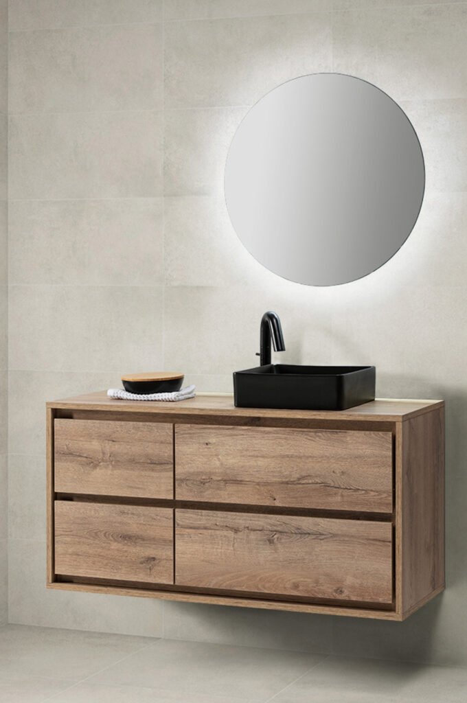 Conjunto África de 120 cm en Roble Sanctuary con mueble de cuatro cajones, tapa y un lavabo cuadrado Negro mate. Espejo, grifería e iluminación no incluidos.