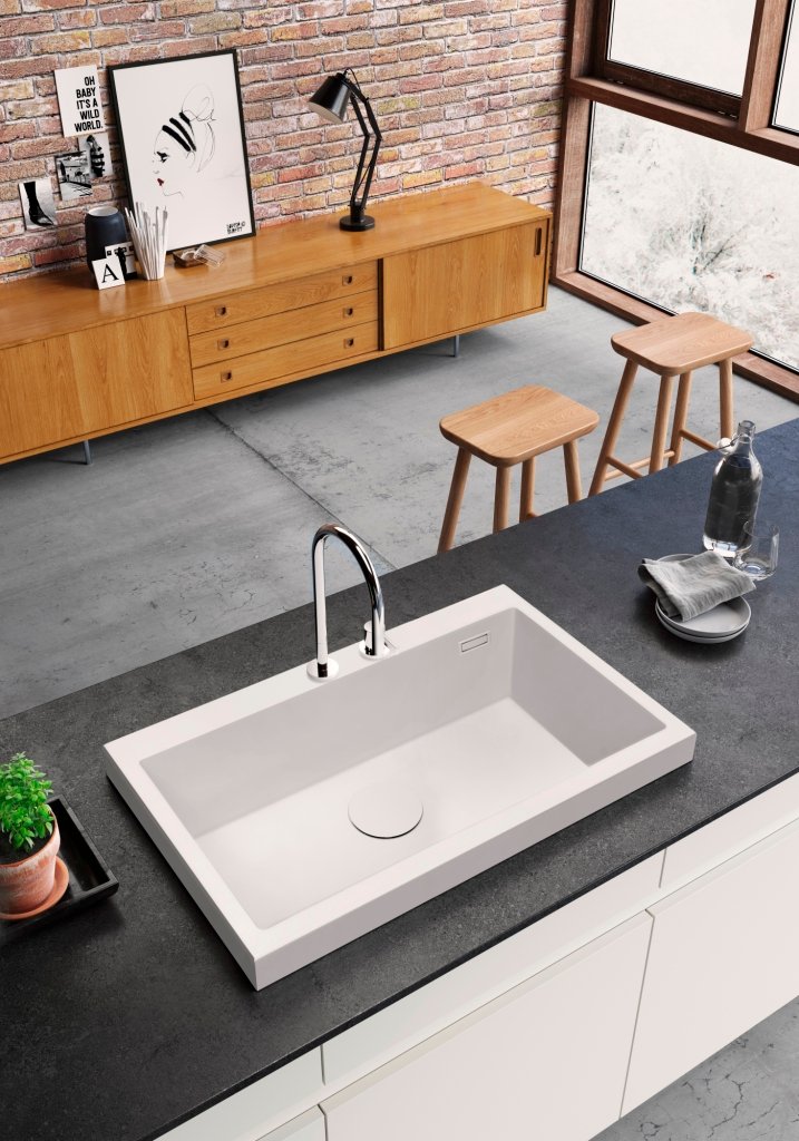 Fregadero Laima de un seno rectangular instalado sobre encimera; grifería, encimera y accesorios decorativos no incluidos.