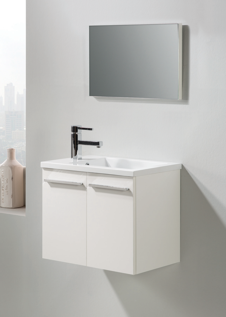 Conjunto de baño Polo de 50 cm con mueble de dos puertas, lavabo de resina y espejo rectangular; grifería, apliques y decoración no incluidos.