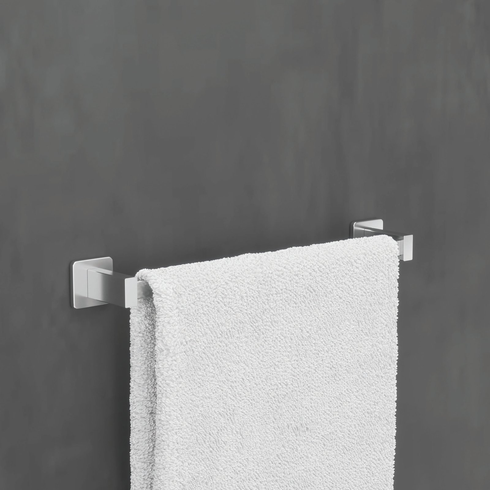 Ambiente del fabricante con un toallero de barra Technic presentado en 40 cm; acabado según opción, textiles y otros elementos no incluidos.