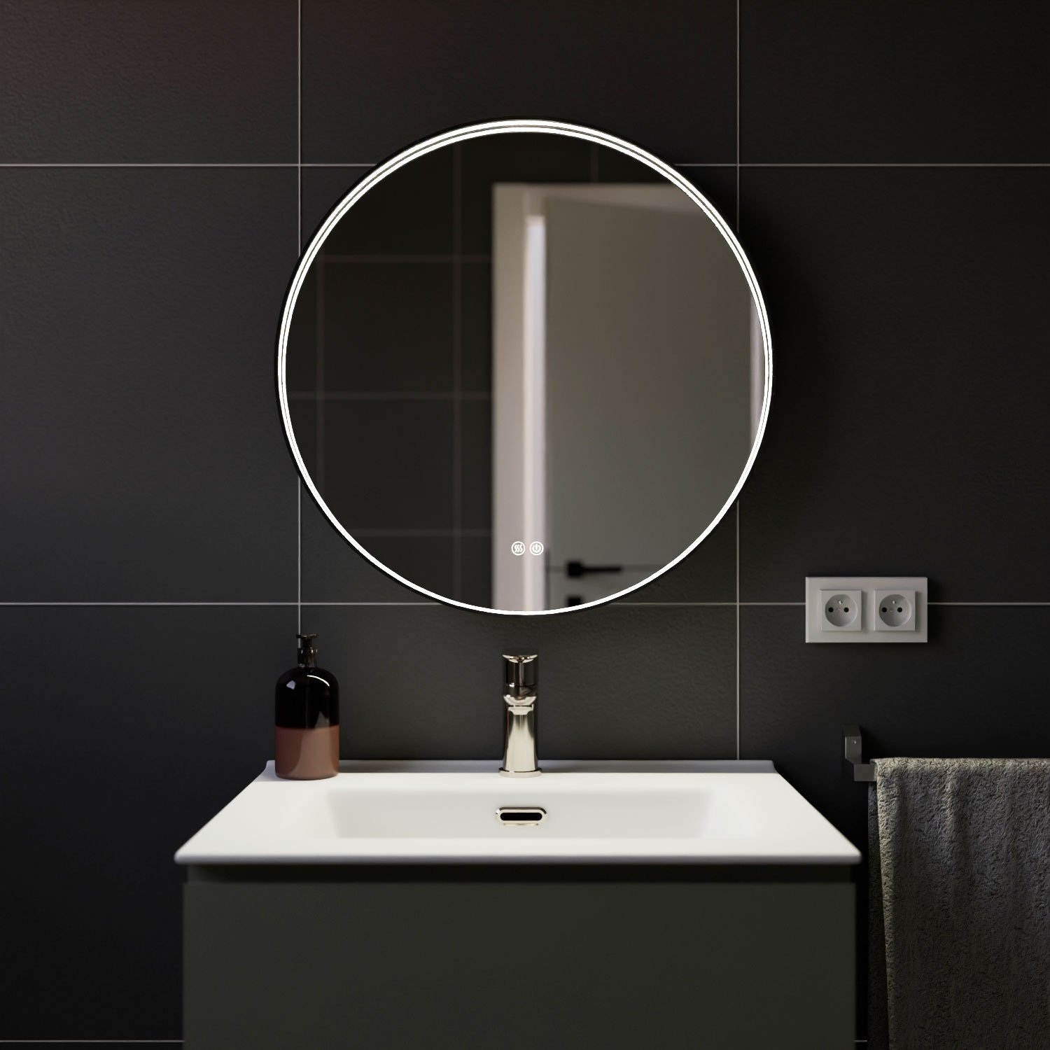 Espejo LED Bari de Fossil Natura con marco negro iluminado en un baño