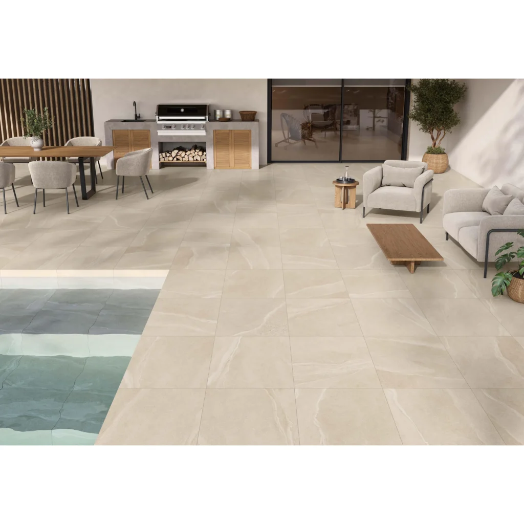 Baldosa exterior Austin Ivory 60 × 60 cm · ambiente de terraza