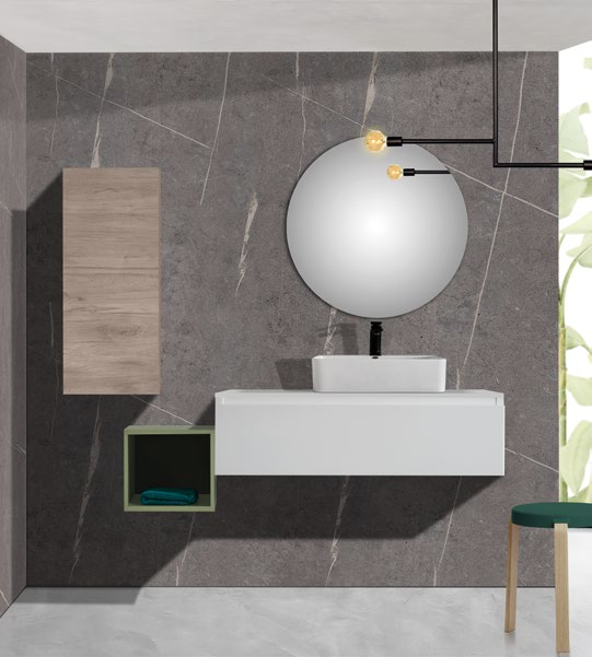 Ambiente MODULARE con mueble blanco de un cajón, lavabo sobre encimera, cubo abierto Verde y columna Roble. Cada ficha especifica las piezas incluidas; no se suministra todo el ambiente.