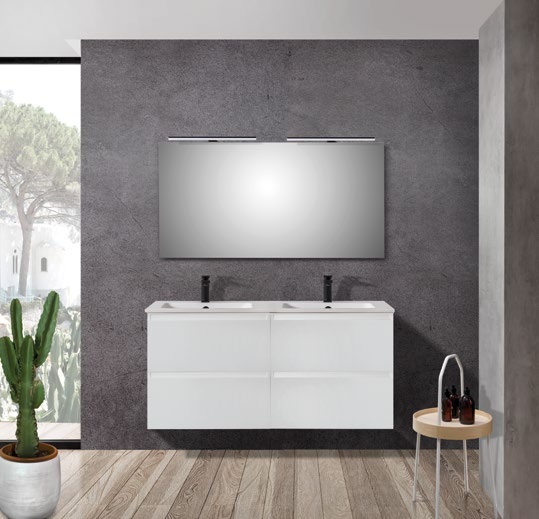 Ambiente de baño con dos cuerpos MODULARE blancos de dos cajones y lavabo de dos senos. Espejo, grifería y decoración aparte.