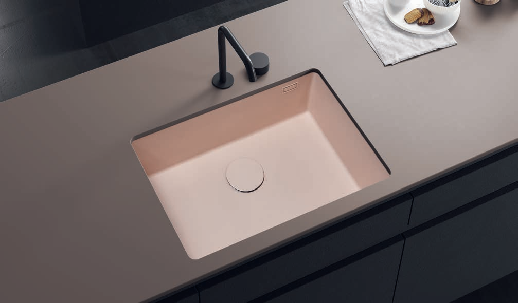 Fregadero Lada de un seno rectangular instalado bajo encimera; grifería, encimera y decoración no incluidas.
