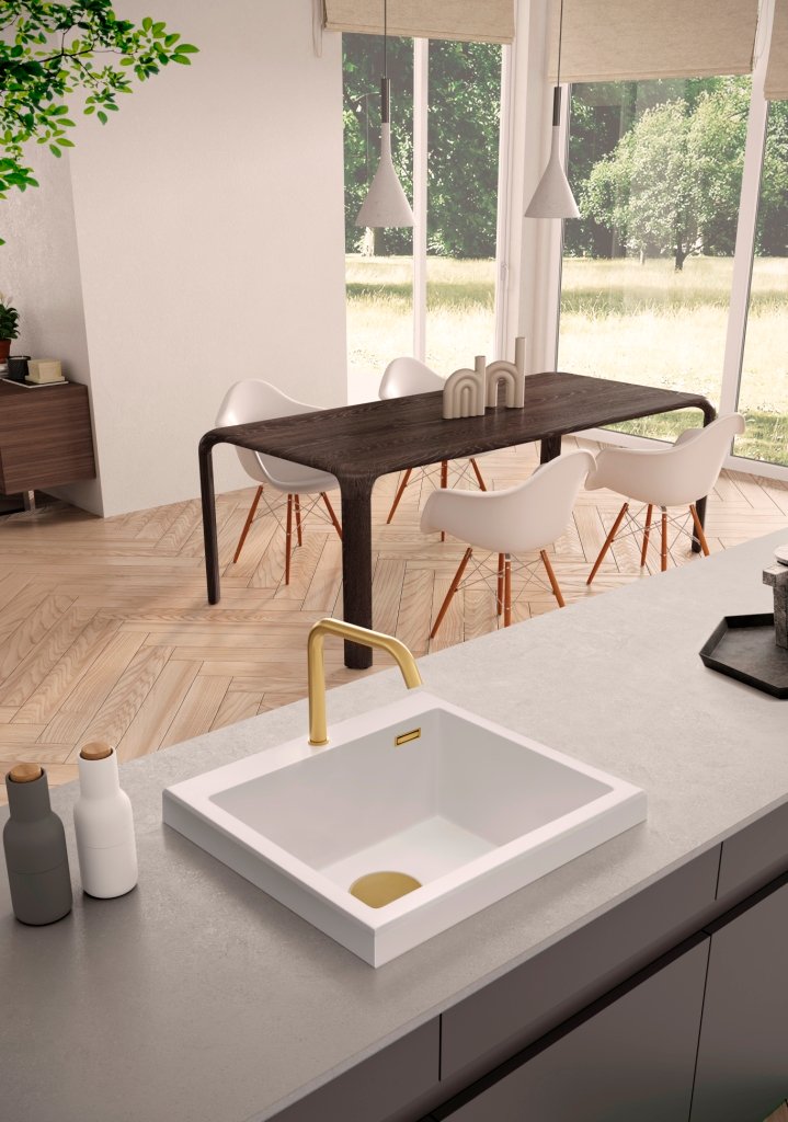 Fregadero Shena de un seno rectangular instalado sobre encimera; grifería, encimera y accesorios decorativos no incluidos.