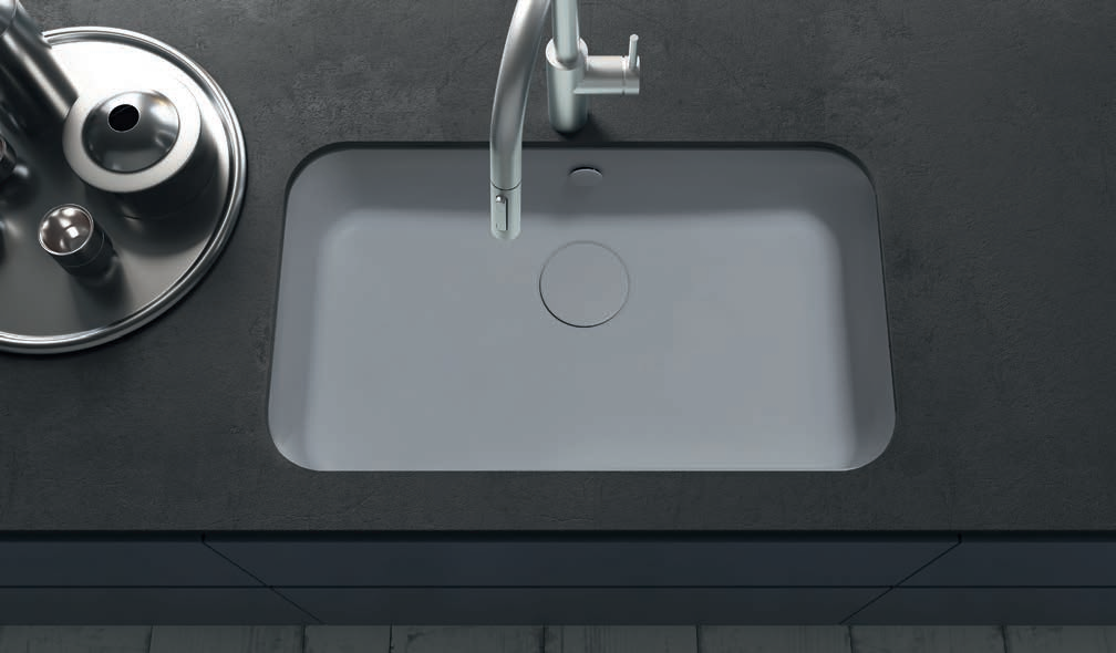 Fregadero Suria de un seno rectangular instalado bajo encimera; grifería, encimera y decoración no incluidas.