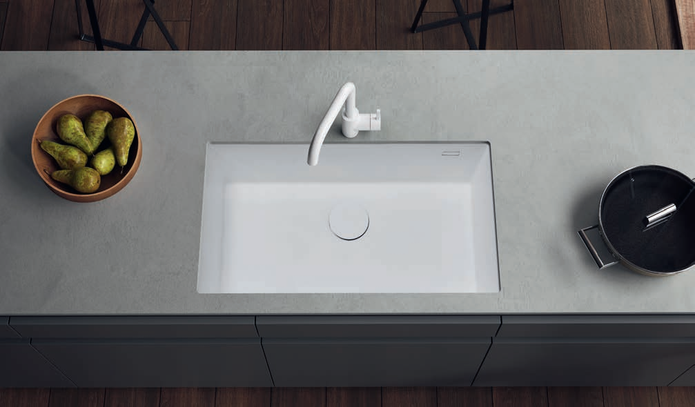 Fregadero Tulpar de un seno rectangular instalado bajo encimera; grifería, encimera y decoración no incluidas.