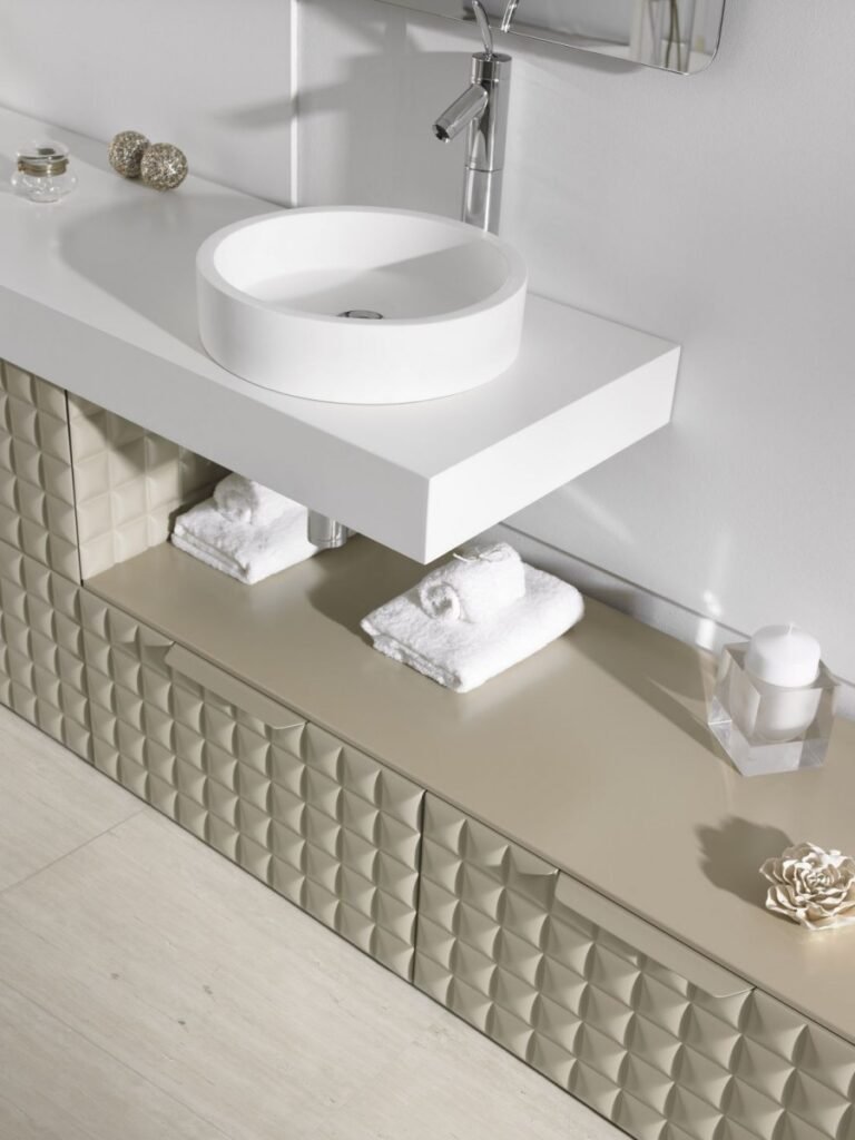 Vista del lavabo sobre encimera Circle en una composición de baño; mueble y grifería de contexto no incluidos.