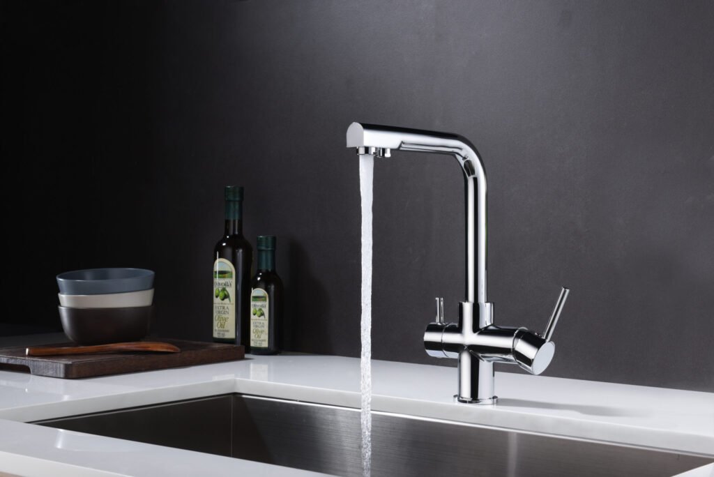 Grifo IMEX Marsella GOS004 cromo instalado en una cocina. Fotografía de ambiente; fregadero, encimera y decoración no incluidos.
