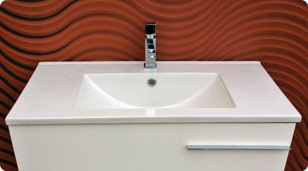 Vista del lavabo integral Nexo de porcelana con un seno; mueble y grifería de contexto no incluidos.