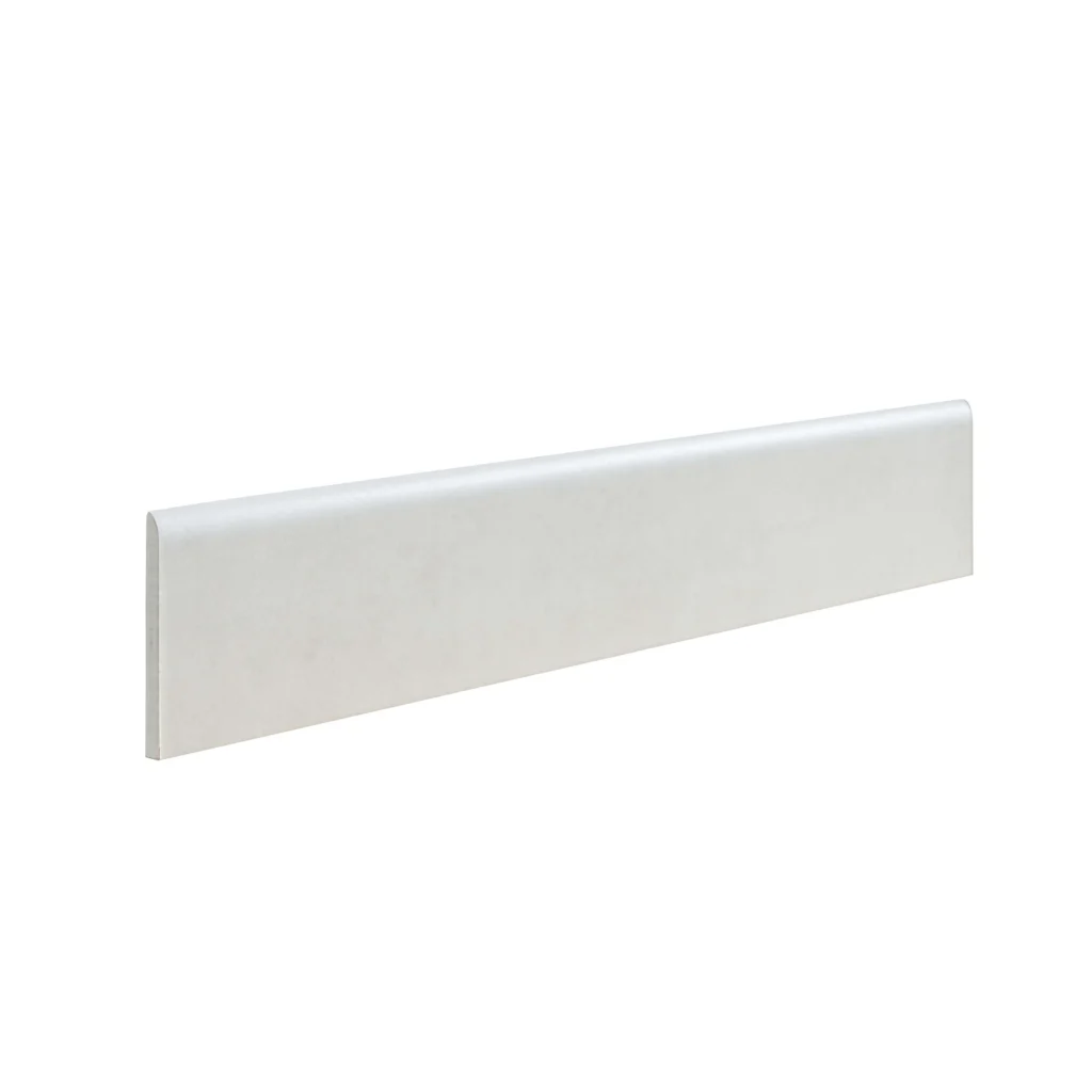 Rodapié cerámico Cemento Blanco 8 × 45 cm · pieza en perspectiva