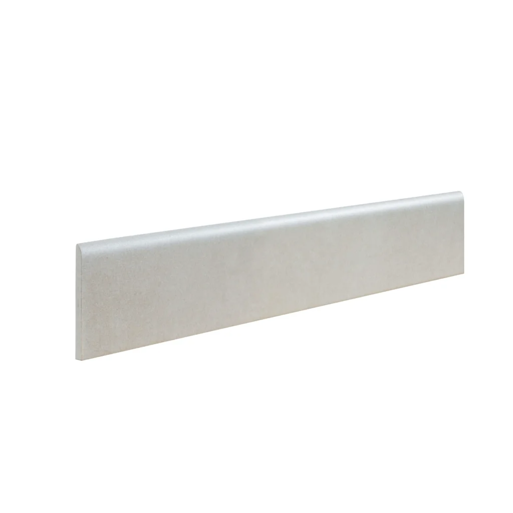 Rodapié cerámico Cemento Greige 8 × 45 cm · pieza en perspectiva