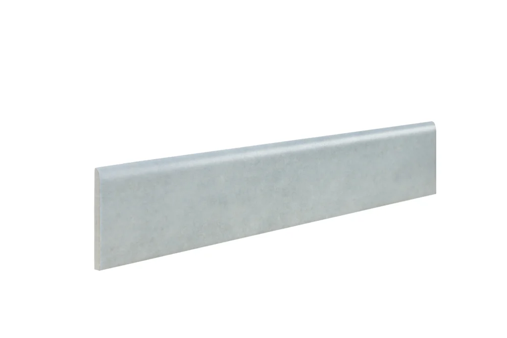 Rodapié cerámico Cemento Gris 8 × 45 cm · pieza en perspectiva