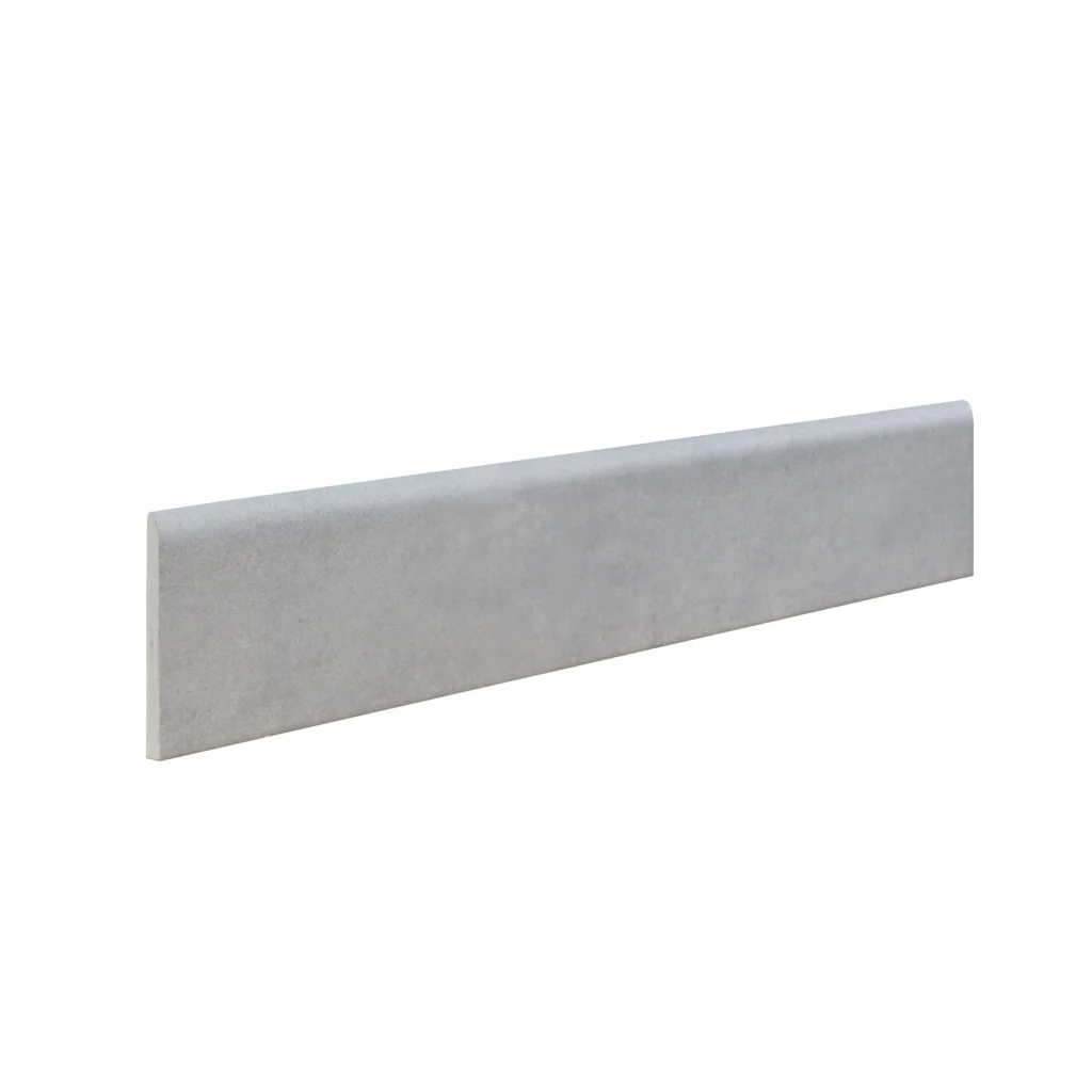 Rodapié cerámico Cemento Gris Claro 8 × 45 cm · pieza en perspectiva
