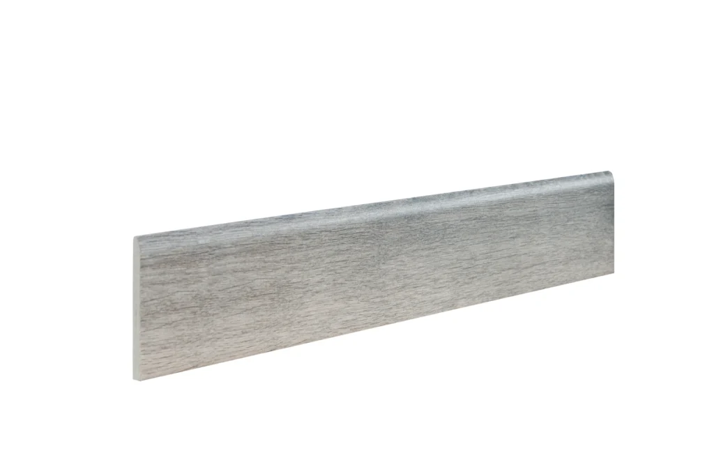 Rodapié cerámico Madera Gris 8 × 45 cm · pieza en perspectiva