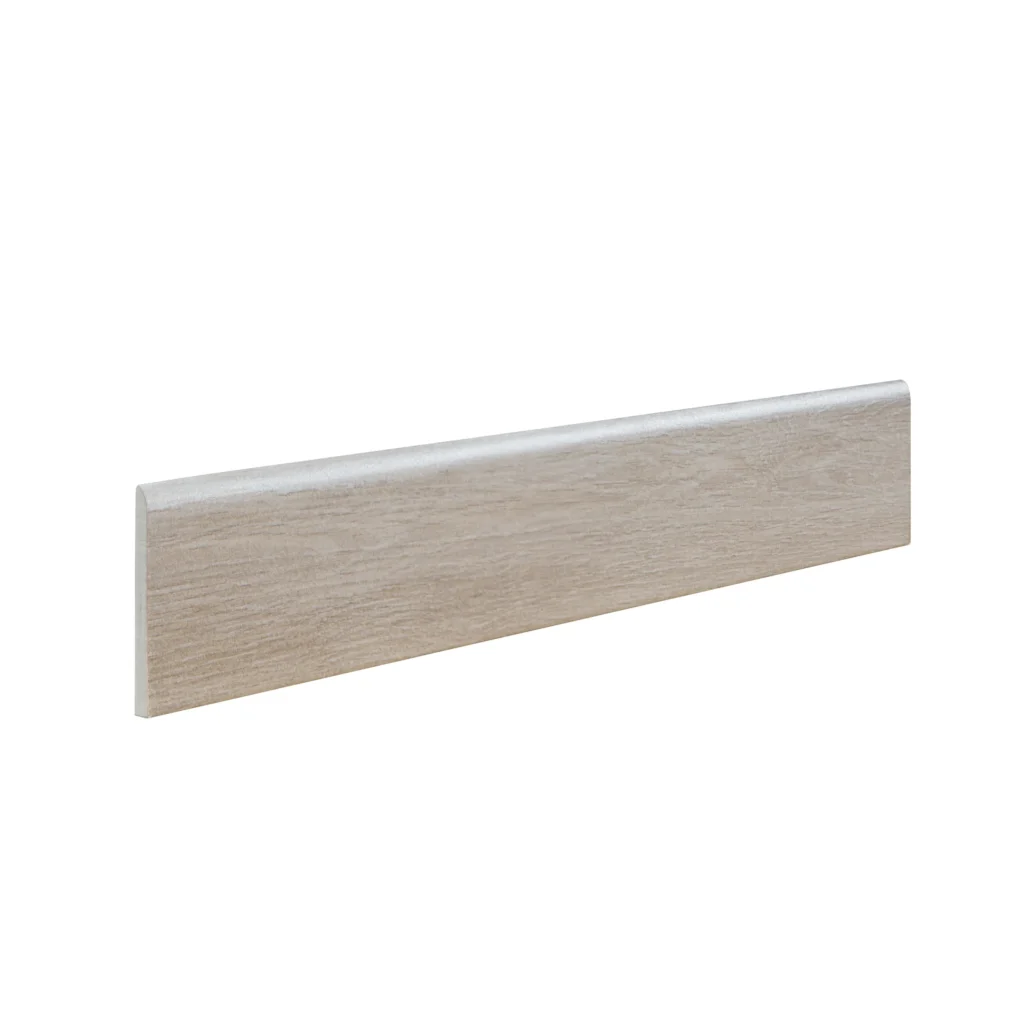 Rodapié cerámico Madera Taupe 8 × 45 cm · pieza en perspectiva