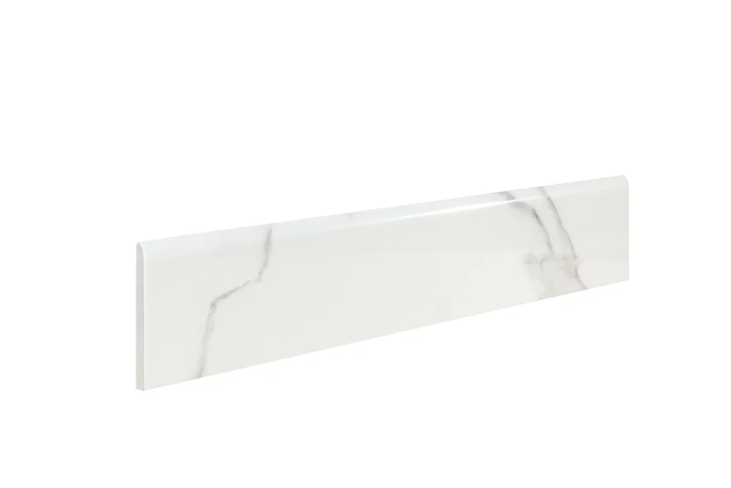 Rodapié cerámico Mármol Blanco Brillo 8 × 45 cm · pieza en perspectiva