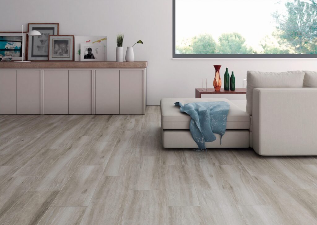 Suelo cerámico Sandalo Taupe 19 × 57 cm · ambiente de salón