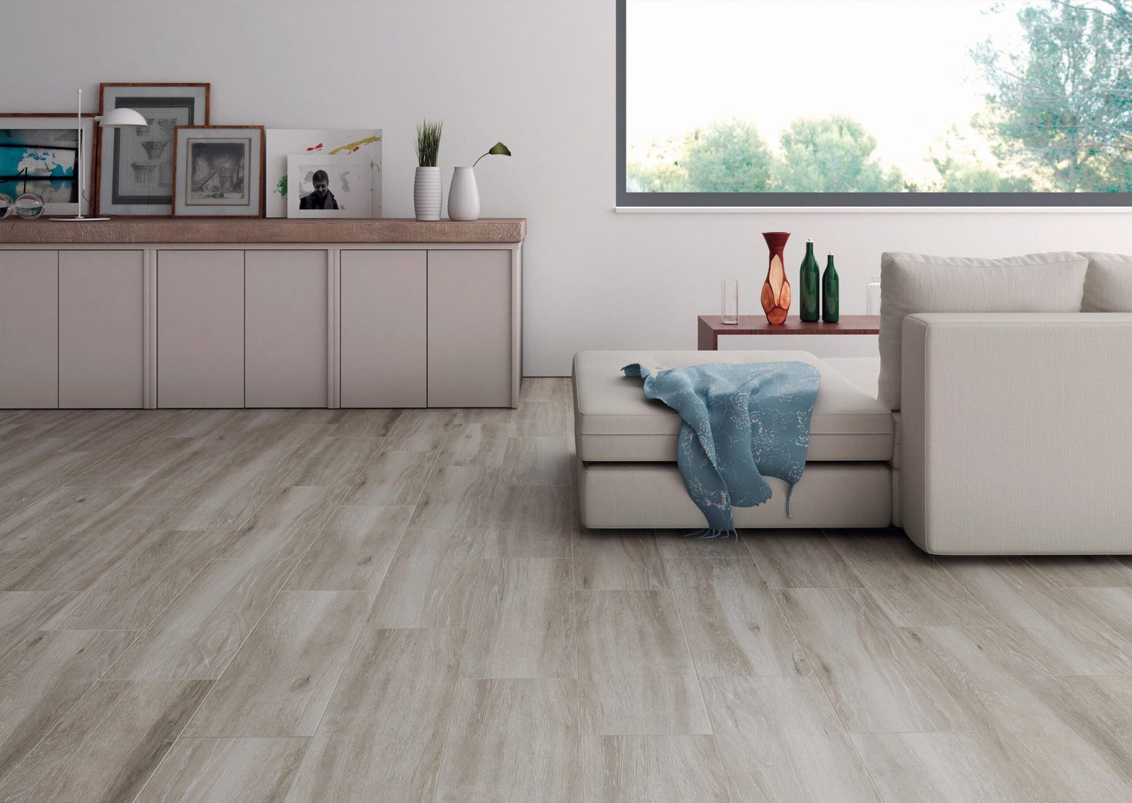 Suelo cerámico Sandalo Taupe 19 × 57 cm · ambiente de salón