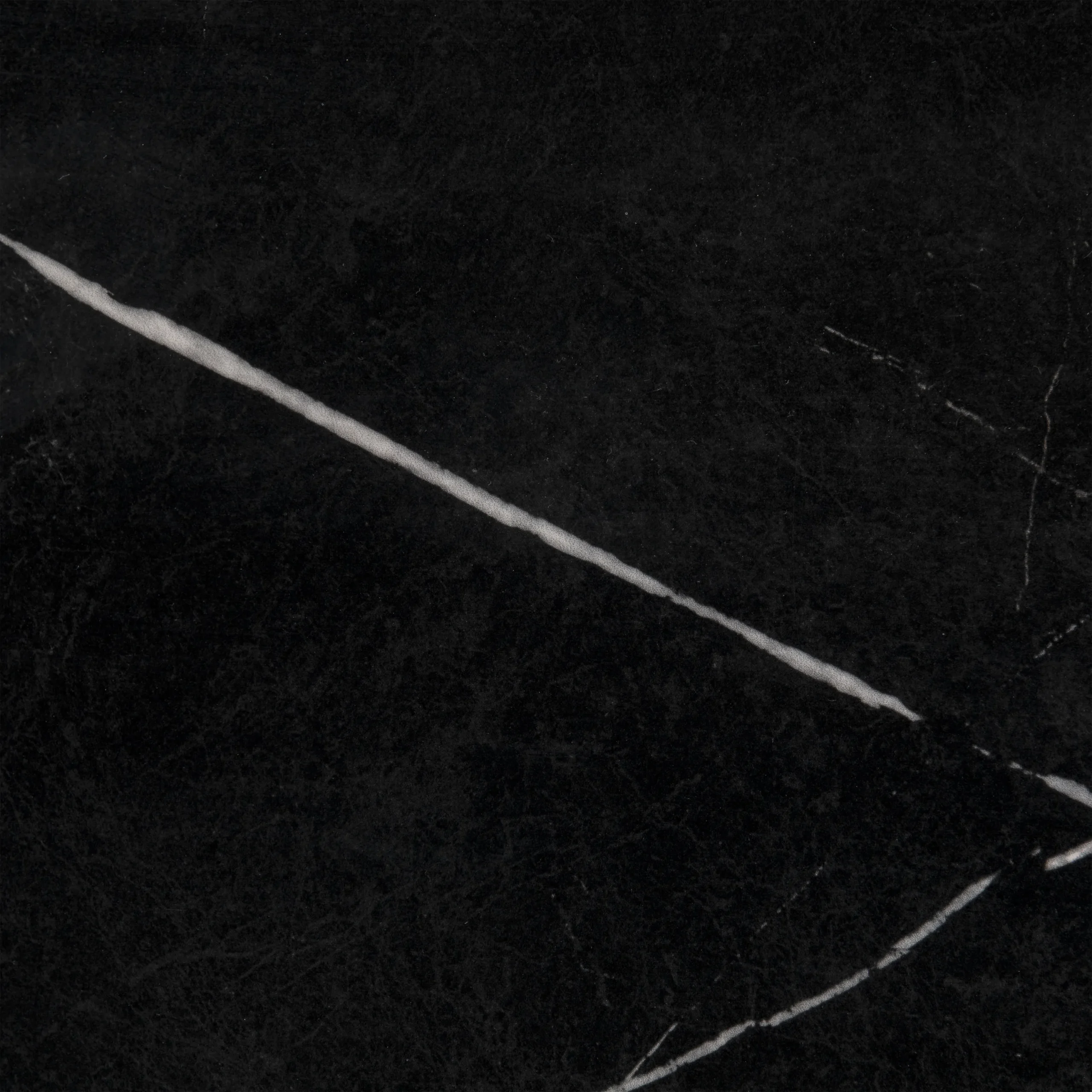 Suelo porcelánico Essenzial Negro Pulido 59 × 119 cm · detalle de superficie