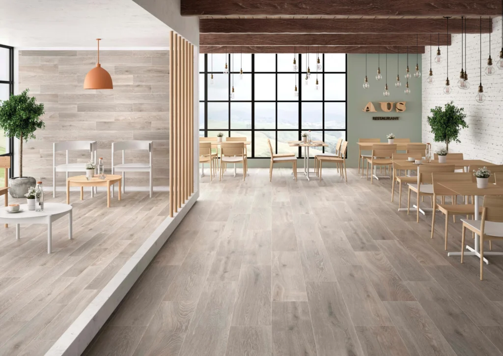 Suelo porcelánico Harwood Argent 23 × 120 cm · ambiente