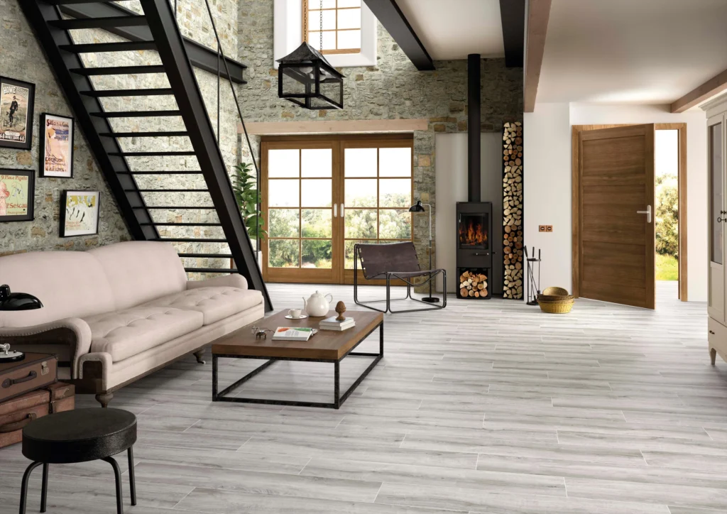 Suelo porcelánico Limewood Grau 23 × 120 cm · ambiente de salón