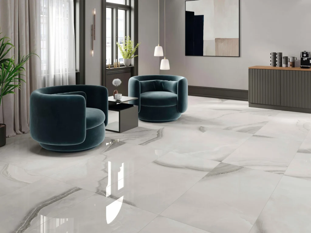 Suelo porcelánico Merope Cold 119 × 119 cm · ambiente de salón