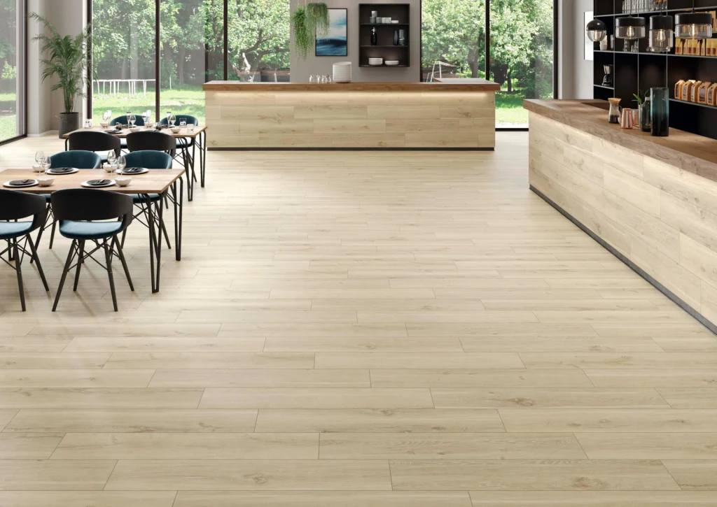 Suelo porcelánico Taiga Beige 22,7 × 119,5 cm · ambiente