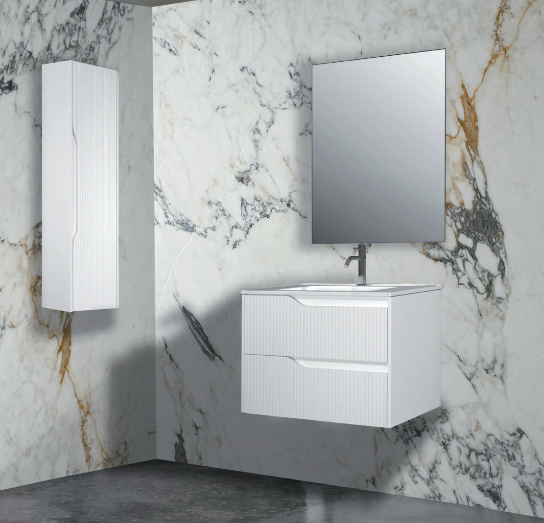 Ambiente de baño blanco mate con mueble TR-2, lavabo, espejo y armario auxiliar acanalado a la izquierda. Cada ficha indica los elementos incluidos.